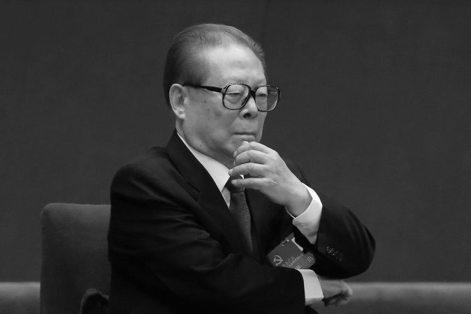 Бывший китайский лидер Цзян Цзэминь на первом заседании XVIII съезда КПК в Большом зале народных собраний 8 ноября 2012 года в Пекине. Интернет наполнен слухами, что Цзян может быть арестован. Фото: Feng Li/Getty Images | Epoch Times Россия