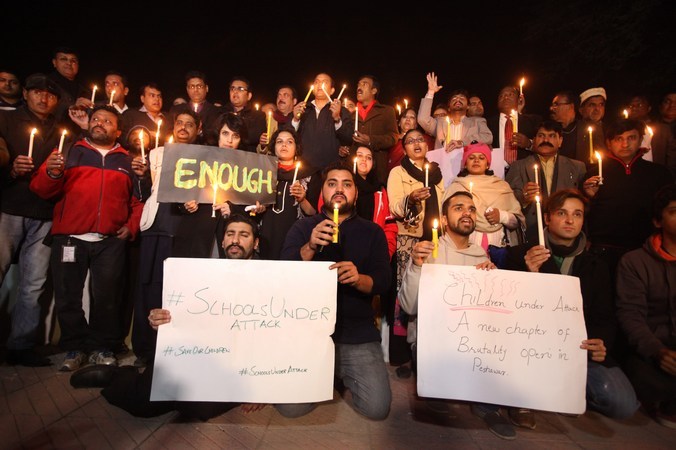 Члены пакистанского гражданского общества и журналистов зажгли свечи в память о жертвах нападения боевиков Талибана на школу в Пешаваре, Пакистан, 16 декабря, 2014 год. Фото:  M SHAHID/AFP/Getty Images | Epoch Times Россия