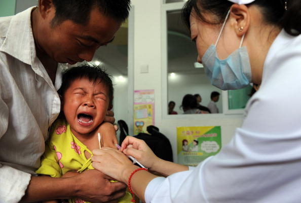Ребёнку делают прививку от кори Хэфэй, провинция Аньхой, Китай, 11 сентября 2010 года. STR/AFP/Getty Images | Epoch Times Россия