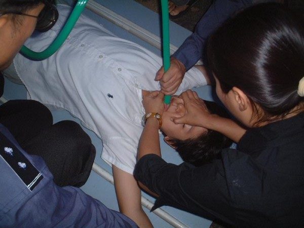 Полицейские применяют пытку «насильственное кормление» к последователю Фалуньгун в центре заключения района Хунцяо в Тяньцзине. Фото: Minghui.org | Epoch Times Россия