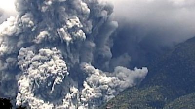 Турист заснял извержение вулкана Онтакэ с близкого расстояния