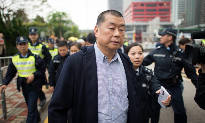 Гонконгский медиа-магнат и сторонник демократии Джимми Лай покидает полицейский участок в Гонконге 3 декабря 2014 г. (Johannes Eisele / AFP / Getty Images) | Epoch Times Россия