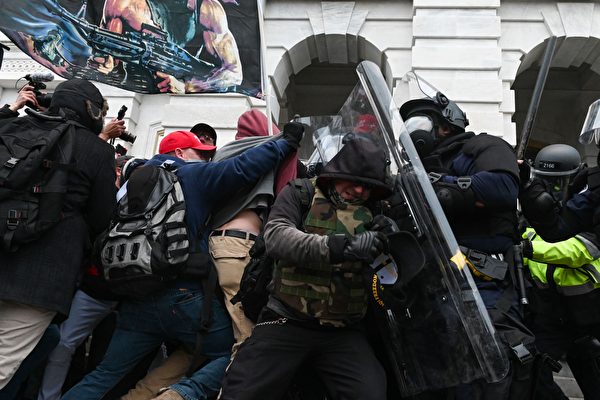 Столкновение протестующих у здания Конгресса с полицией 6 января. ROBERTO SCHMIDT/AFP via Getty Images | Epoch Times Россия