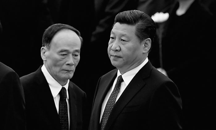 Глава компартии Китая Си Цзиньпин (справа), секретарь Центральной комиссии по проверке дисциплины Ван Цишань, 30 сентября 2014 года в Пекине, Китай. За последние два года Ван провел беспрецедентную антикоррупционную кампанию от имени Си. (Фэн Ли / Getty Images) | Epoch Times Россия