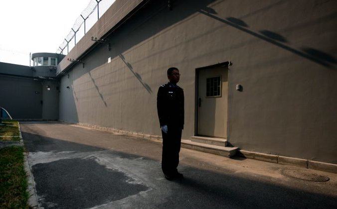 Охранник во дворе следственного изолятора № 1 в Пекине. 25 октября 2012 года. Фото / Ed Jones/AFP/Getty Images | Epoch Times Россия