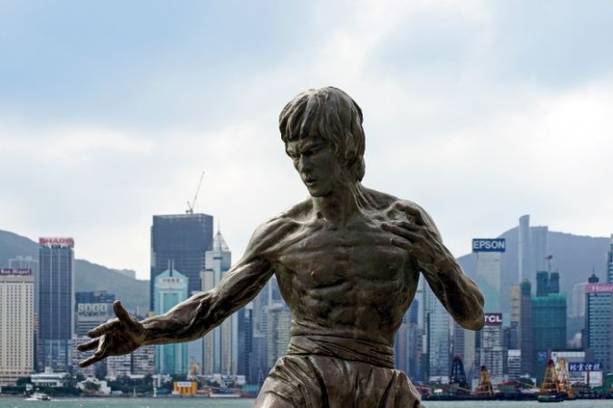 Памятник Брюсу Ли на набережной в Гонконге. Фото: tee2tee/pixabay.com/CC0 Public Domain | Epoch Times Россия