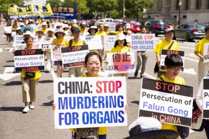 14 июля сторонники Фалуньгун проводят парад в Вашингтоне, призывая предать суду Цзян Цзэминя, бывшего диктатора, который спровоцировал преследование Фалуньгун в Китае. Larry Dye/The Epoch Times | Epoch Times Россия