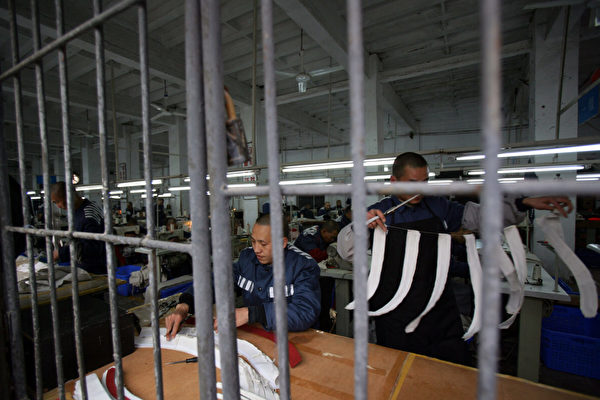 Заключённые работают в швейной мастерской в тюрьме в городе Чунцин, Китай, 7 марта 2008 года. China Photos/Getty Images | Epoch Times Россия