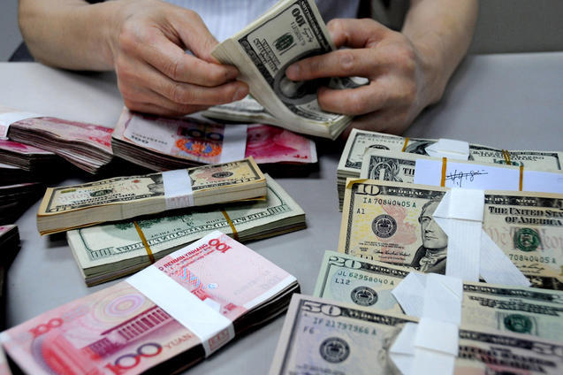 Падение китайского юаня и огромные долларовые резервы — сочетание сложное. Премьер-министр Ли Кэцян впервые назвал это «проблемой». Фото: China Foto Press/Getty Images | Epoch Times Россия