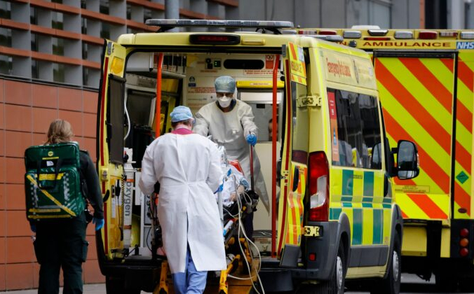 Врачи выгружают пациента из машины скорой помощи в Королевский лондонский госпиталь в Лондоне 19 января 2021 года. Tolga Akmen /AFP via Getty Images | Epoch Times Россия