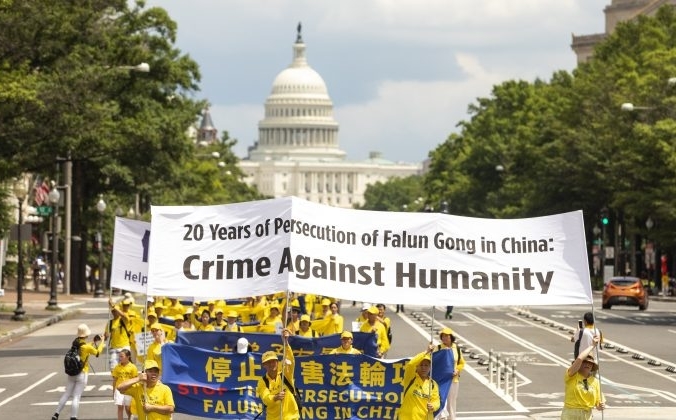Практикующие Фалуньгун маршируют от Капитолия США к монументу Вашингтона, в канун 20-й годовщины преследования Фалуньгун в Китае. Вашингтон, округ Колумбия, 18 июля 2019 года. Samira Bouaou/The Epoch Times | Epoch Times Россия