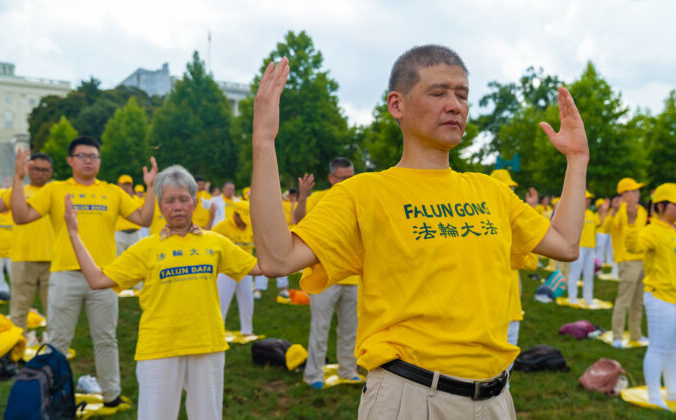 Практикующие Фалуньгун выполняют упражнения на митинге, посвящённом 20-й годовщине преследования Фалуньгун в Китае, на западной лужайке Капитолийского холма. 18 июля 2019 г. Mark Zou/The Epoch Times | Epoch Times Россия