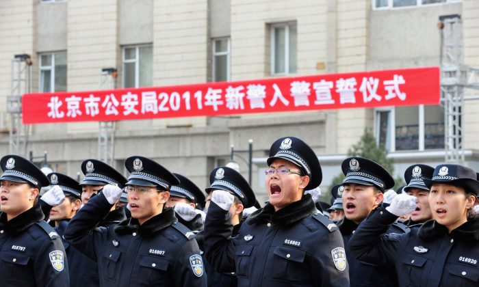 Новобранцы полиции дают присягу перед началом службы в Службе общественной безопасности Пекина 18 февраля 2011 г. (ChinaFotoPress / Getty Images) | Epoch Times Россия