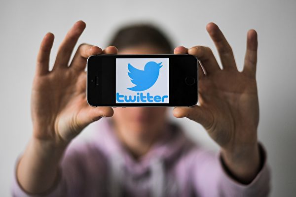 Женщина держит смартфон с логотипом социальной сети «Твиттер» в Нанте, на западе Франции, 2 мая 2019 года. LOIC VENANCE/AFP via Getty Images | Epoch Times Россия