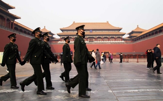 Китайские полицейские идут перед закрытым входом во Дворец-музей в Пекине, Китай, 26 января 2020 года. Betsy Joles/Getty Images | Epoch Times Россия