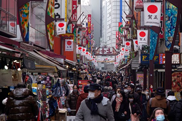 Люди ходят по магазинам, чтобы купить продукты и товары на Новый год в токийском торговом районе Уэно 29 декабря 2020 года. KAZUHIRO NOGI/AFP via Getty Images | Epoch Times Россия