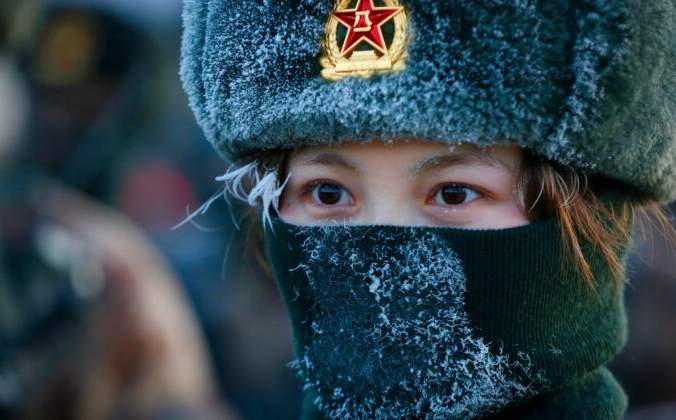 Женщина-солдат Народно-освободительной армии Китая (НОАК) проходит военную подготовку в горах Памира в Кашгаре, регион Синьцзян на северо-западе Китая, 4 января 2021 года. STR/AFP via Getty Images | Epoch Times Россия