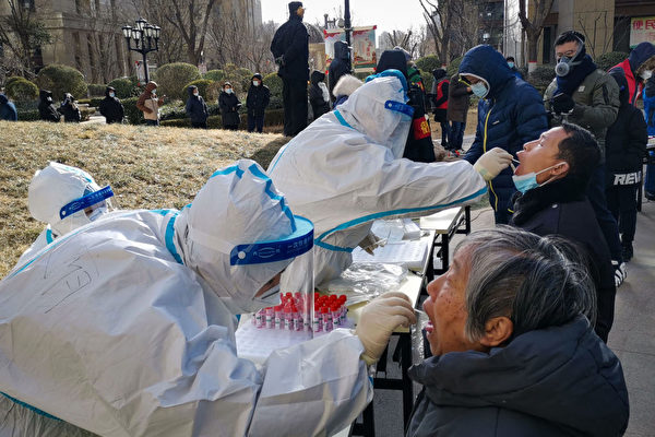 Медработники берут образцы мазков у жителей после новой вспышки коронавируса в Шицзячжуане, провинция Хэбэй на севере Китая, 6 января 2021 года. STR/CNS/AFP via Getty Images | Epoch Times Россия