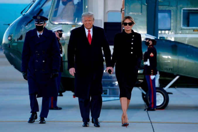 Уходящий президент США Дональд Трамп и Первая леди Мелания Трамп идут от Marine One на объединённой базе Эндрюс в Мэриленде 20 января 2021 года. ALEX EDELMAN/AFP via Getty Images | Epoch Times Россия