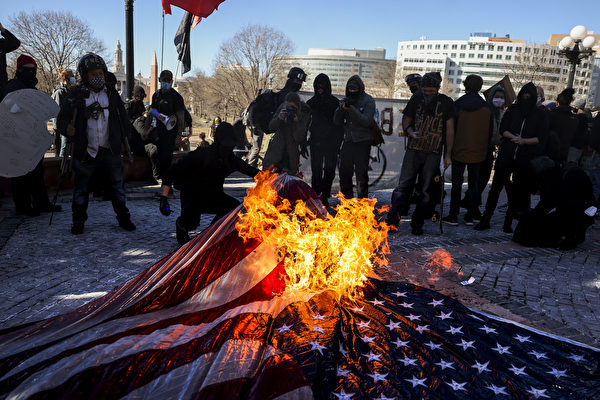 Члены Коммунистической партии США и «антифа» сжигают американский флаг возле Капитолия штата Колорадо, Денвер, Колорадо, 20 января 2021 года. Michael Ciaglo/Getty Images | Epoch Times Россия