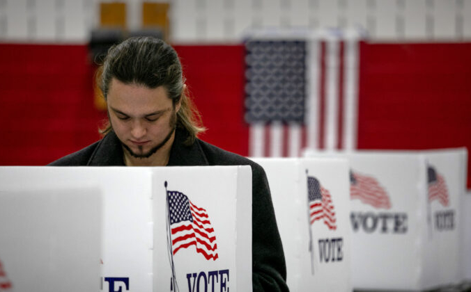 Избиратель без маски заполняет свой бюллетень в Лансинге, штат Мичиган, 3 ноября 2020 года. John Moore/Getty Images | Epoch Times Россия