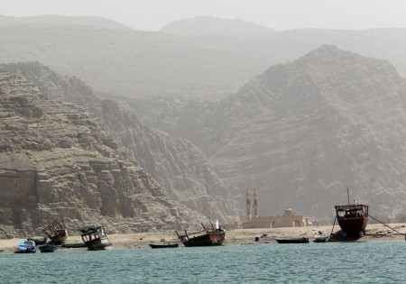 Ормузский пролив, Оман, март 2012 года. Китай получил право управлять близлежащим портом Гвадар в Пакистане в течении 40 лет. Фото: Karim Sahib/AFP/Getty Images | Epoch Times Россия