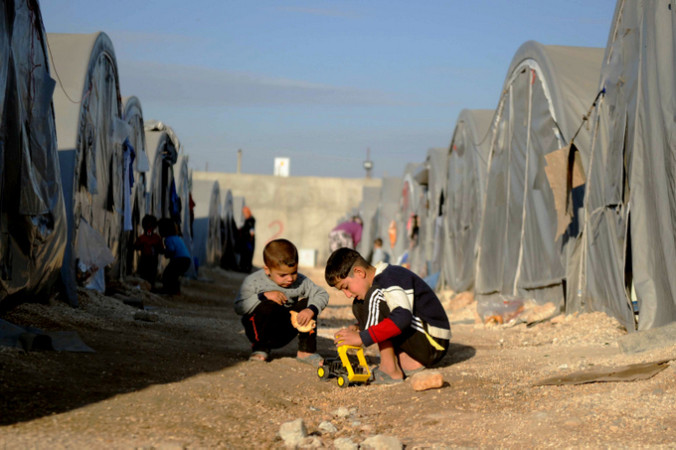 Сирийские дети играют в лагере для беженцев в Турции. Фото:  Kutluhan Cucel/Getty Images | Epoch Times Россия