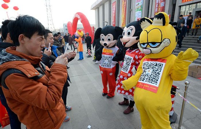 Пользователи сканируют WeChat QR — коды, которые использовались для связи с компанией при наборе персонала на работу, Тайюань, Китай. Фото: VCG/VCG via Getty Images | Epoch Times Россия