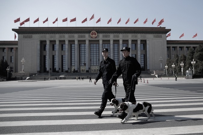 Два полицейских с собаками у Дома народных собраний в Пекине 13 мая 2015 года. Фото: Lintao Zhang/Getty Images | Epoch Times Россия