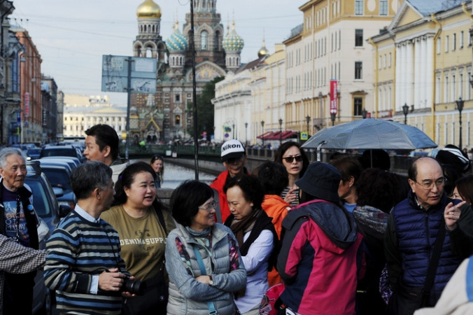 Китайские туристы в Санкт-Петербурге на Красной экскурсии. Фото: OLGA MALTSEVA/AFP/Getty Images | Epoch Times Россия
