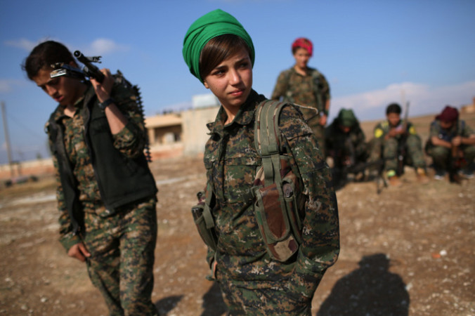 Курды, в том числе и женщины, активно сражаются против террористической группировки «Исламское государство». Фото: John Moore/Getty Images | Epoch Times Россия