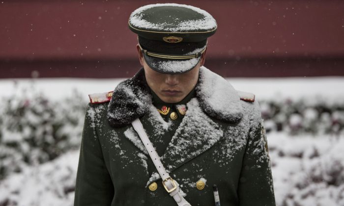 Офицер китайской военизированной полиции стоит на страже у ворот Тяньаньмэнь в Пекине, Китай, 22 ноября 2014 г. (Кевин Фрайер / Getty Images) | Epoch Times Россия