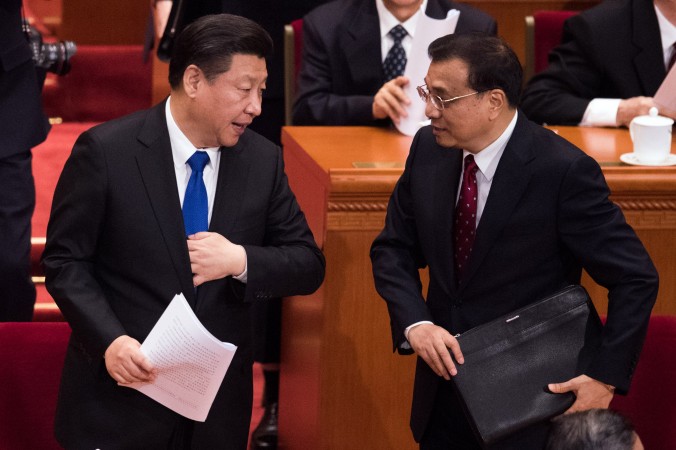 Китайский лидер Си Цзиньпин и премьер Китая Ли Кэцян в Большом зале народных собраний в Пекине 3 марта 2016 года. Фото: Johannes Eisele/AFP/Getty Images | Epoch Times Россия