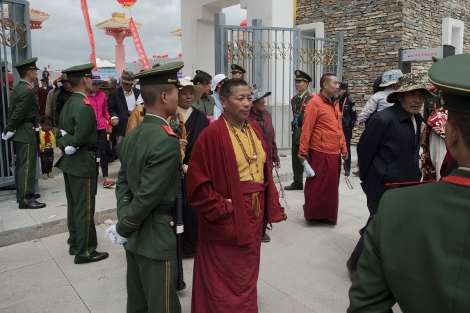 Китайская военизированная милиция обеспечивает выход из стадиона тибетцам монахам после фестиваля в северо-западной китайской провинции Цинхай. Фото: Nicolas Asfouri/AFP/Getty Images | Epoch Times Россия