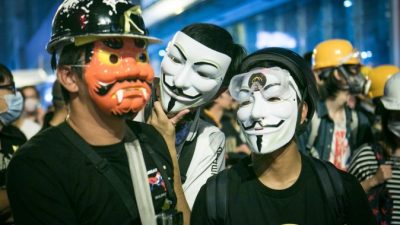 Столкновение протестующих и полиции в День Гая Фокса в Гонконге
