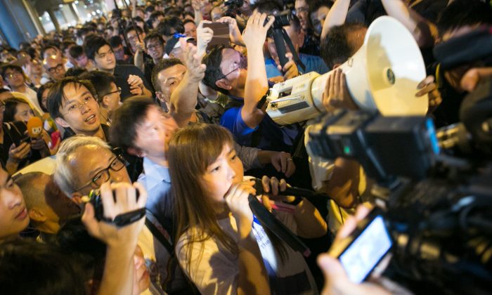 Женщина выступает за КПК, пока продемократические протестующие кричат на нее в Центральном районе Гонконга 7 октября. (Benjamin Chasteen/ Epoch Times) | Epoch Times Россия