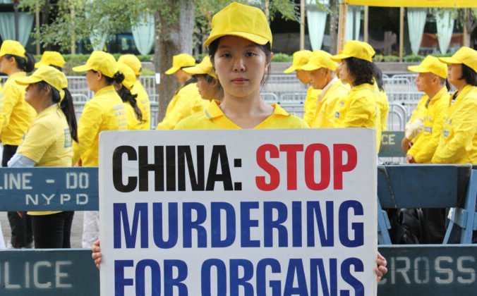 Хань Юй на митинге Фалуньгун на площади ООН 24 сентября. Фото: Eva Fu/The Epoch Times | Epoch Times Россия