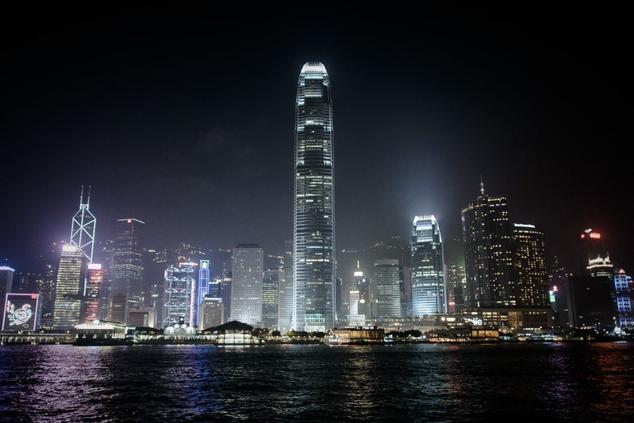 Ночная панорама Гонконга с видом на гавань Виктория. Фото: PHILIPPE LOPEZ/AFP/Getty Images | Epoch Times Россия