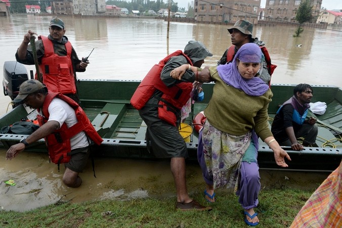 Индийские солдаты проводят операцию по спасению жителей Кашмира во время наводнения, Индия, 6 сентября, 2014 год. Фото: TAUSEEF MUSTAFA/AFP/Getty Images | Epoch Times Россия