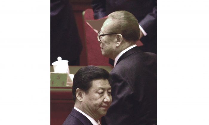 Цзян Цзэминь (справа) и Си Цзиньпин (слева) после закрытия XVIII съезда компартии в Большом зале народных собраний в Пекине 14 ноября 2012 г. (Ван Чжао / AFP / Getty Images) | Epoch Times Россия