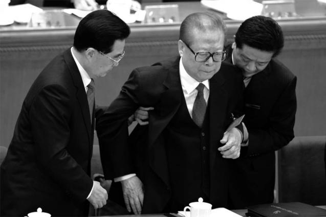 Уже на XVIII съезде компартии в ноябре 2012 года Цзян Цзэминь был таким ослабшим, что его поддерживал его преемник Ху Цзиньтао (слева). Фото: Goh Chai Hin/AFP/Getty Images | Epoch Times Россия