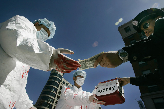 Инсценировка последователями Фалуньгун акта продажи человеческих органов во время акции протеста 19 апреля 2006 года. Фото: Jim Watson/AFP/Getty Images | Epoch Times Россия