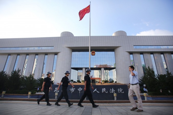 Полицейские патрулируют улицу в городе Куньмине провинции Юньнань 12 сентября 2014 года. Фото: STR/AFP/Getty Images | Epoch Times Россия
