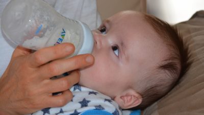 (Видео) Младенец отказался от бутылочки со смесью в руках папы. И папа быстренько превратился в маму!