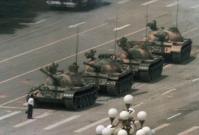 Это всего лишь один человек! Как он мог остановить колонну танков?! Человек остановил колонну танков 5 июня 1989 года на подъезде к площади Тяньаньмэнь в Пекине. Инцидент произошёл утром на следующий день после бойни на площади Тяньаньмэнь. Фото: CNN/Getty Images | Epoch Times Россия