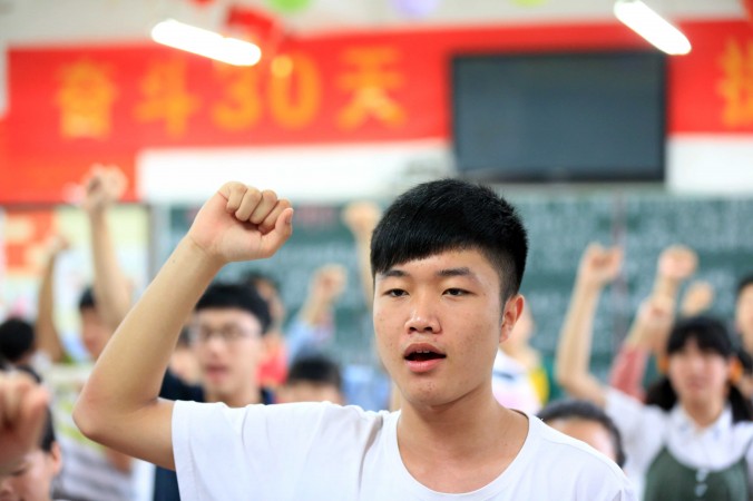 Студенты обещают соблюдать правила вступительных экзаменов в Китае (гаокао), провинция Аньхой, 7 июня 2014 года. Фото: AFP/Getty Images | Epoch Times Россия