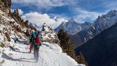В Гималаях двое российских альпинистов ждут помощи