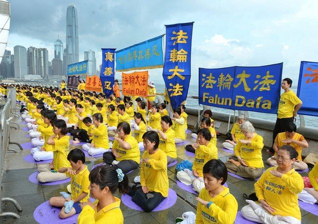 Последователи Фалуньгун выполняют одно из упражнений своей практики. Гонконг. Июль 2014 года. Фото: minghui.org | Epoch Times Россия