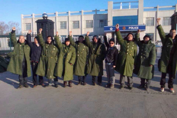 10 юристов и активистов 27 марта протестовали около полицейского участка города Цзяньсаньцзян провинции Хэйлунцзян, призывая освободить задержанных правозащитников, выступающих против задержания граждан в «чёрной» тюрьме. Китайские активисты сообщили, что объект был закрыт 28 апреля 2014 года. Фото: телекомпания NTD | Epoch Times Россия