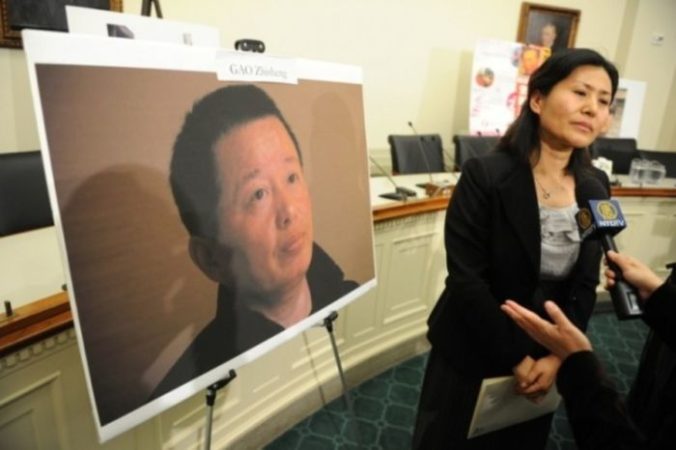 Гэн Хэ, жена пропавшего китайского адвоката по правам человека Гао Чжишена, беседует с прессой на Капитолийском холме 18 января 2011 года, Вашингтон, США. Фото: Tim Sloan/AFP/Getty Images) | Epoch Times Россия